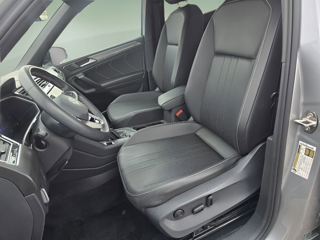 Used 2023 Volkswagen Tiguan SE R-Line image 13