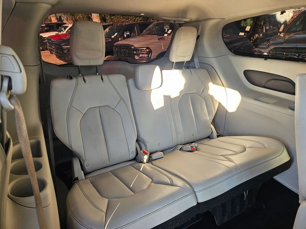 Certified 2018 Chrysler Pacifica Touring-L image 16