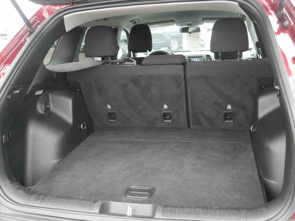 Used 2019 Jeep Cherokee Latitude w/ Popular Appearance Group image 9