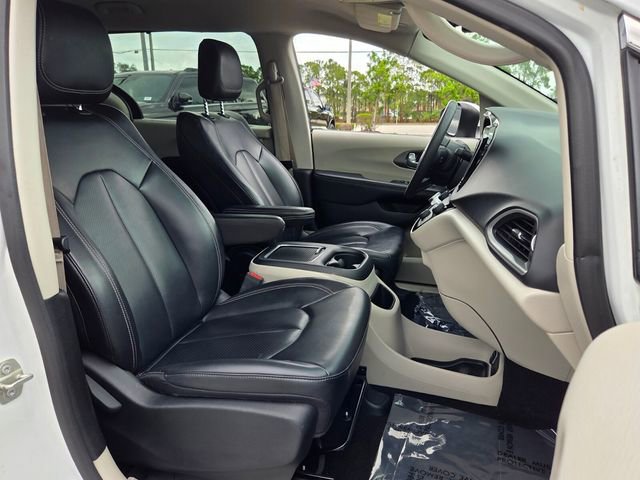 Used 2023 Chrysler Pacifica Touring-L FWD image 18