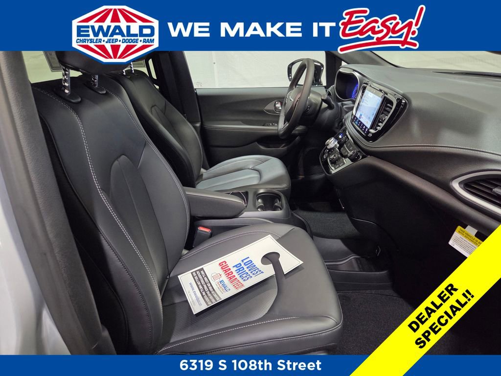 New 2026 Chrysler Pacifica Select AWD/4WD image 6