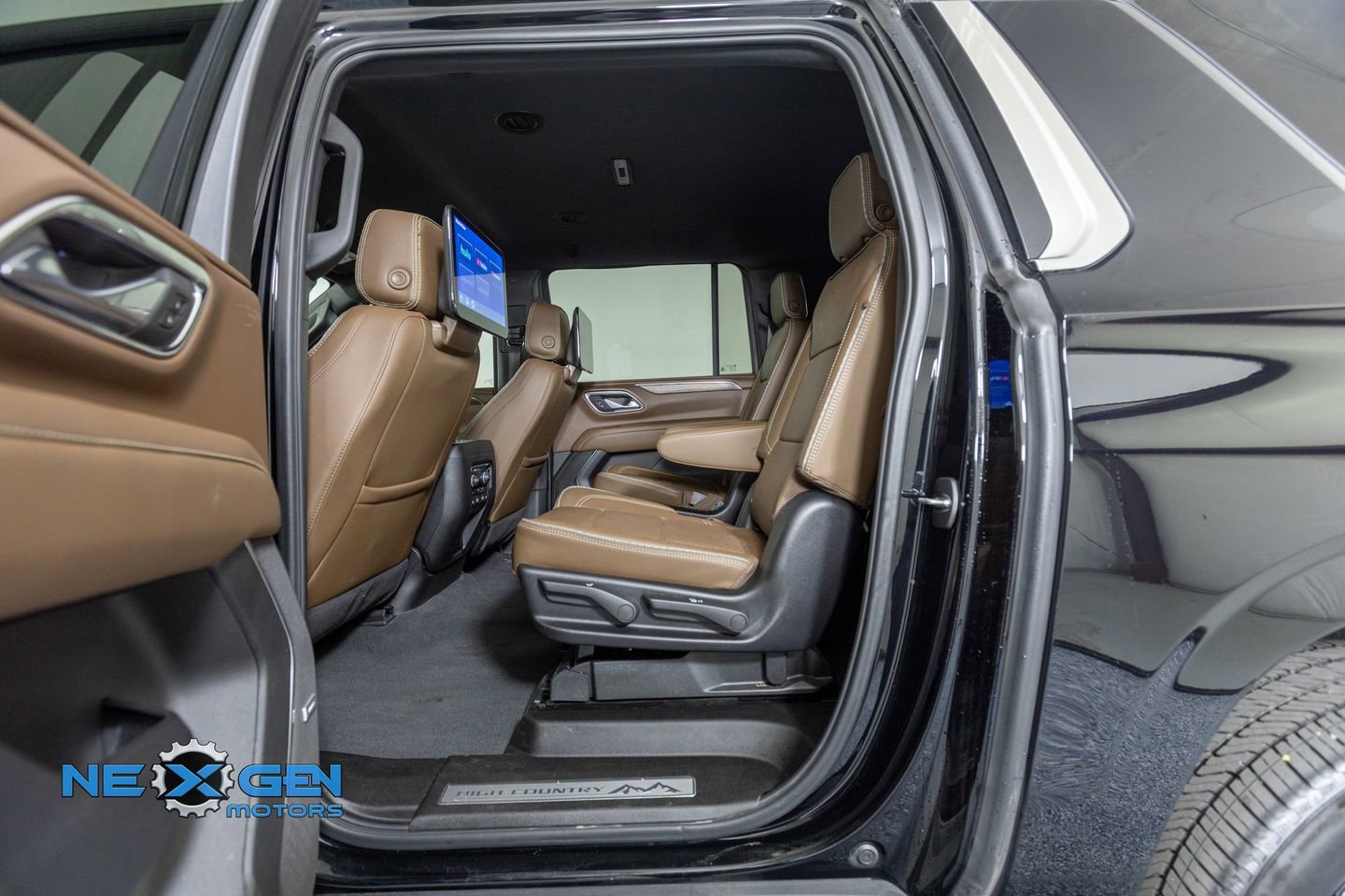 Used 2024 Chevrolet Suburban High Country w/ Advanced Technology Package image 28