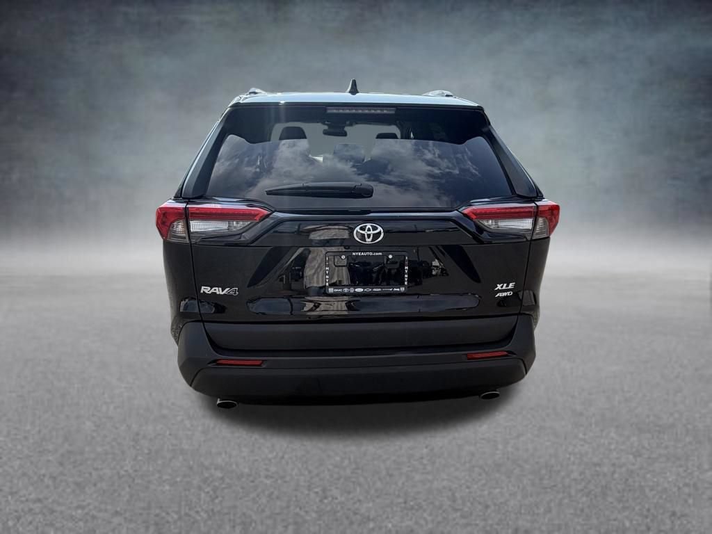 Used 2025 Toyota RAV4 XLE AWD/4WD image 4