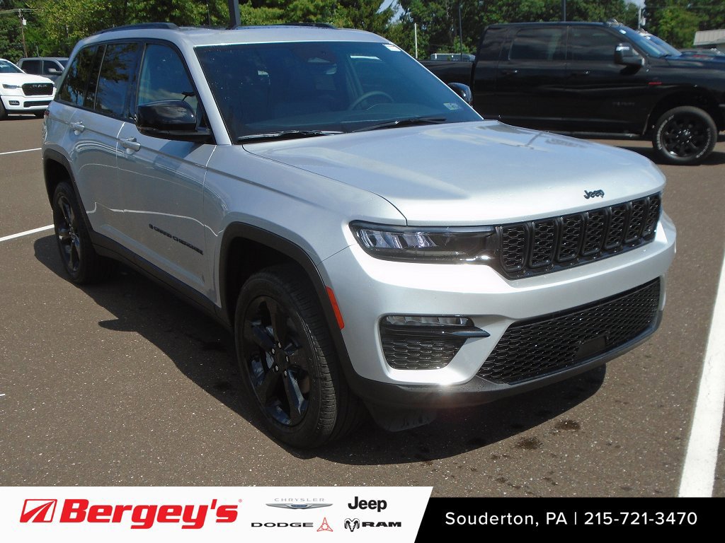 New 2025 Jeep Grand Cherokee Limited w/ Black Appearance Package AWD/4WD image 1