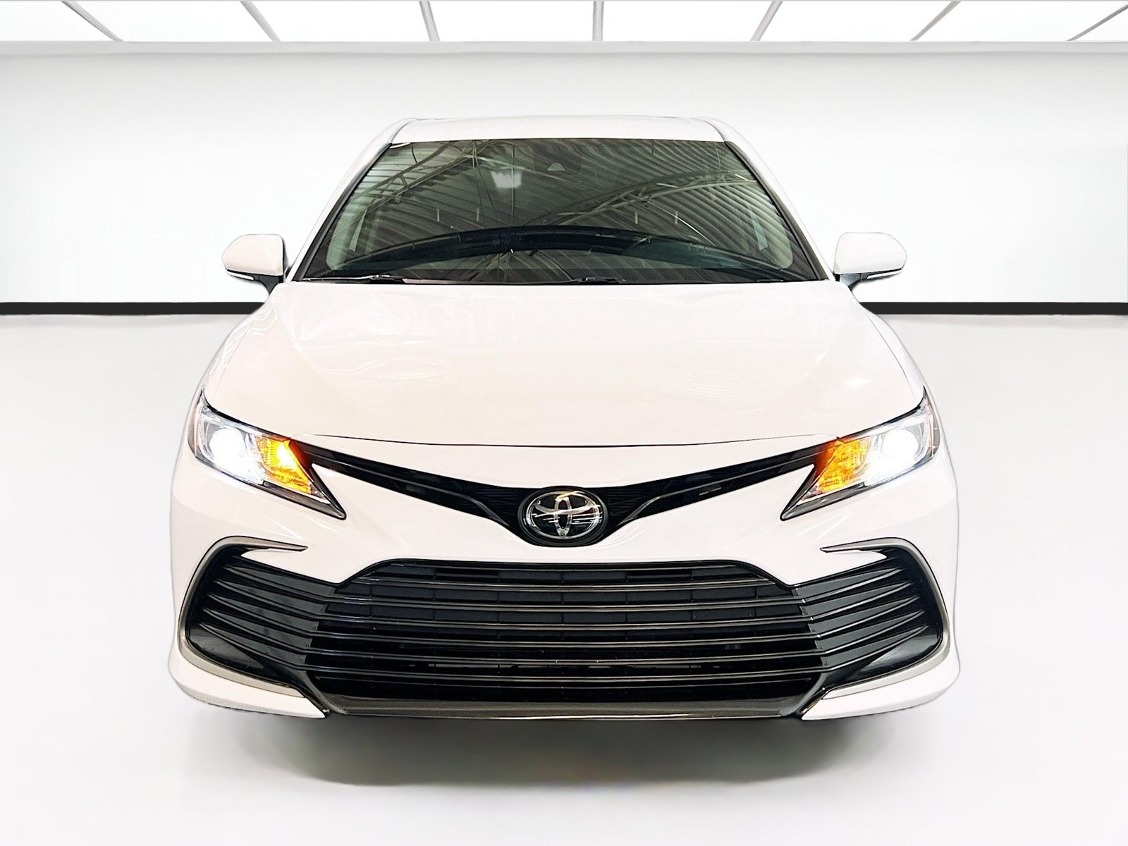Used 2024 Toyota Camry LE w/ Convenience Package FWD image 2