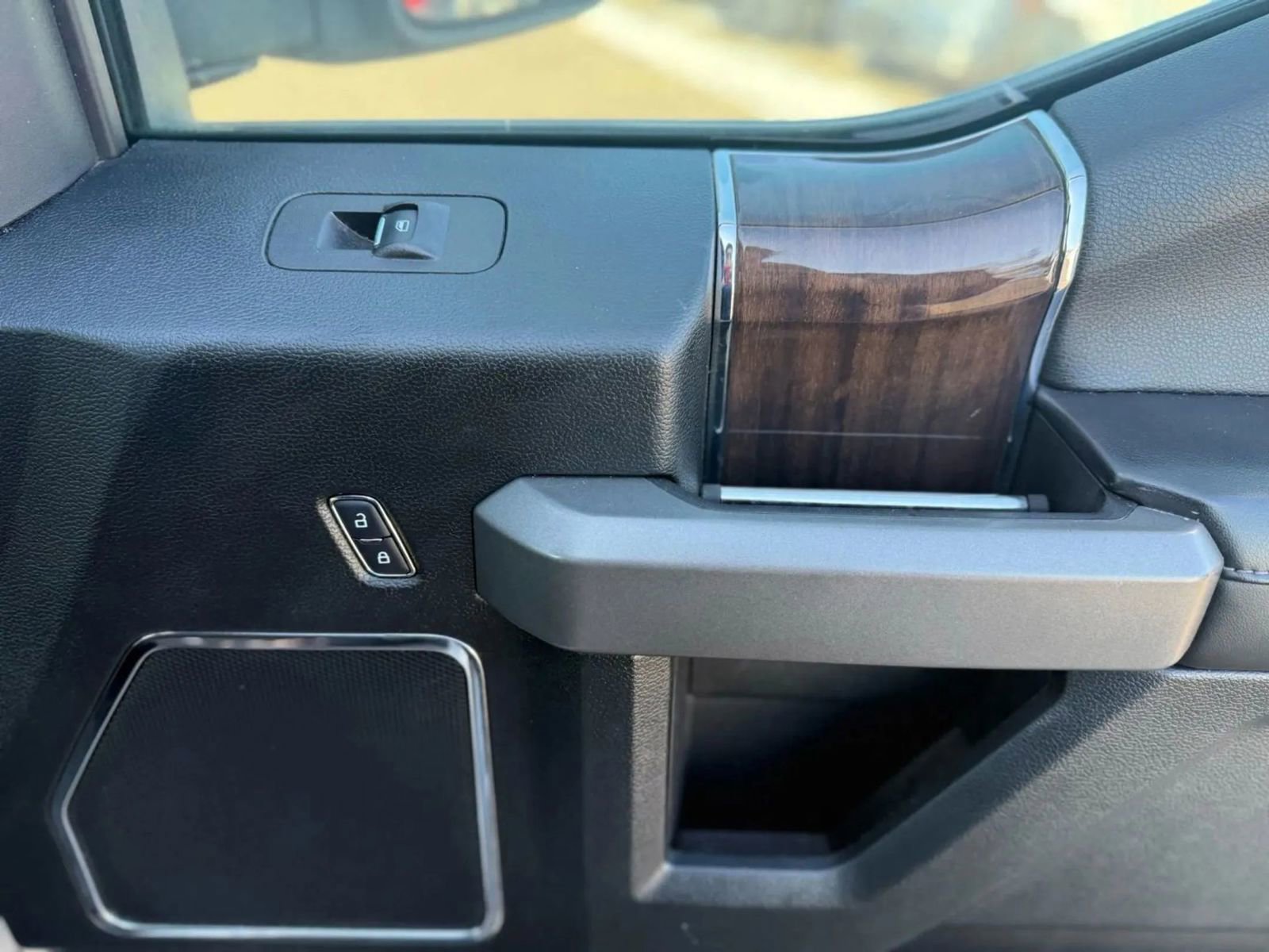 Used 2017 Ford F150 Platinum w/ Equipment Group 701A Luxury image 31