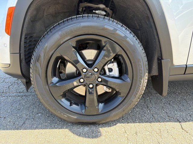 Certified 2025 Jeep Grand Cherokee L Limited w/ Luxury Tech Group II AWD/4WD image 12