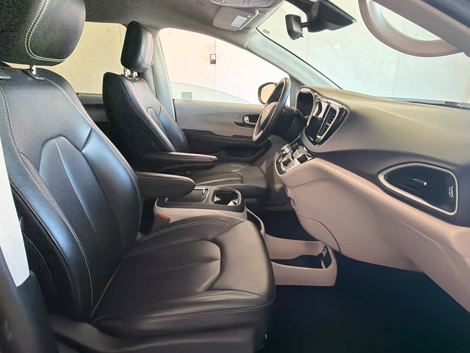 Used 2023 Chrysler Pacifica Touring-L FWD image 28