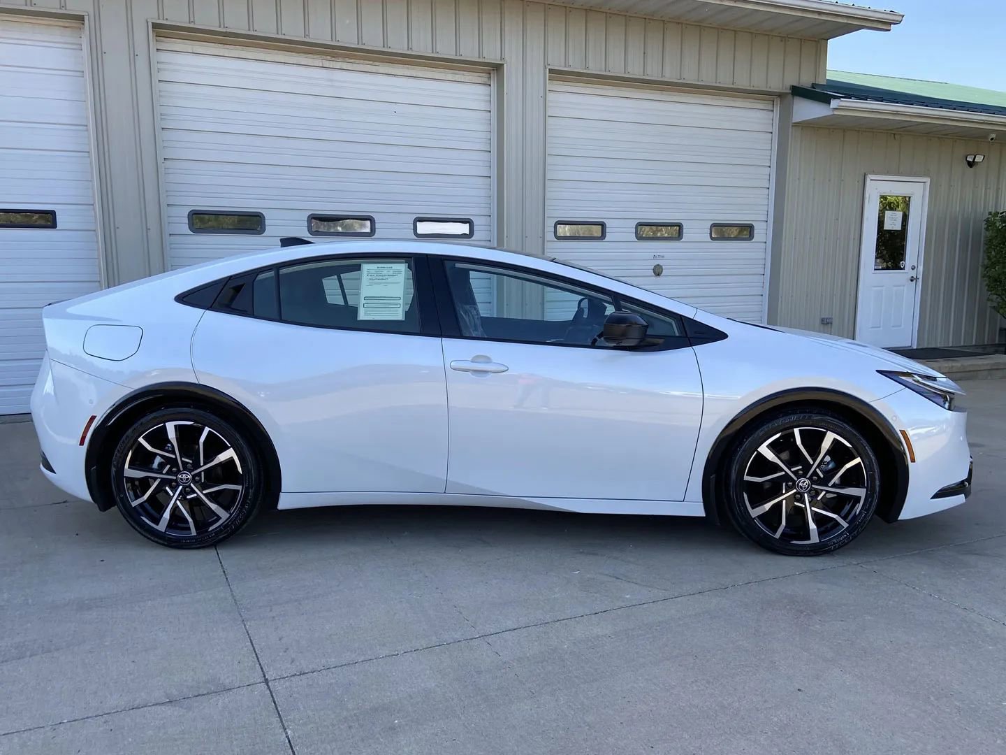 Used 2025 Toyota Prius Plug-In Hybrid image 7