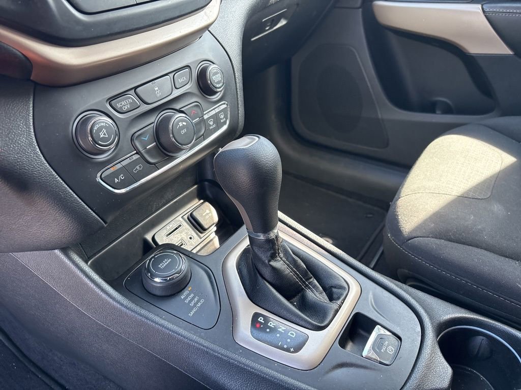 Used 2017 Jeep Cherokee Latitude AWD/4WD image 5