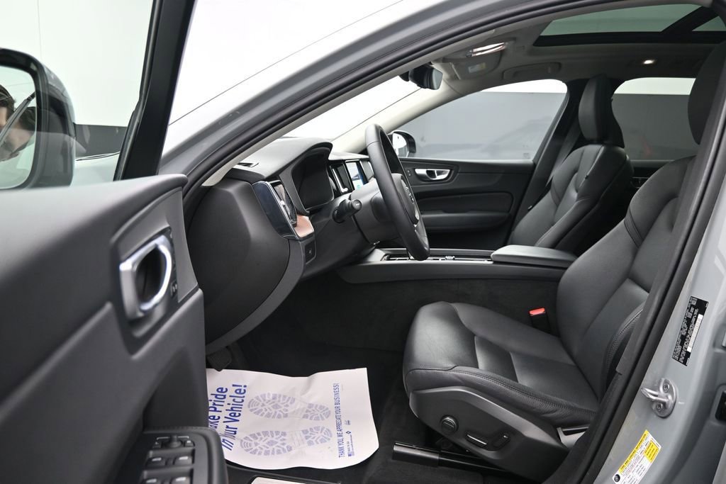 Used 2024 Volvo XC60 B5 Plus AWD/4WD image 11