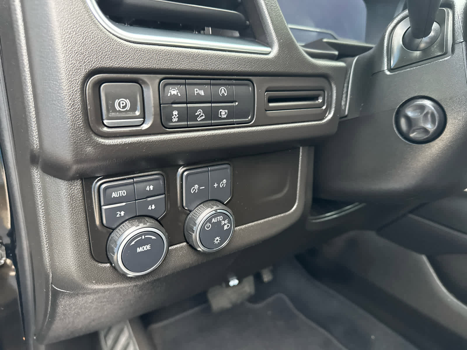 Certified 2023 Chevrolet Suburban Z71 w/ Luxury Package image 17