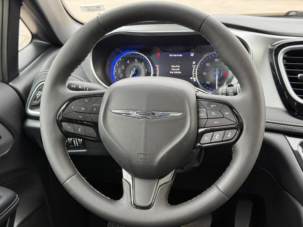 Used 2025 Chrysler Pacifica Limited image 14