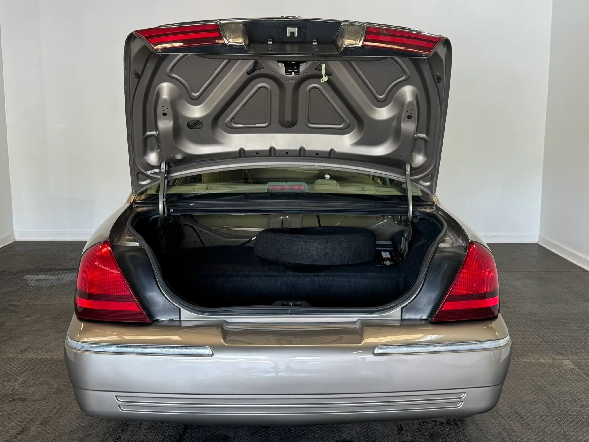 Used 2004 Mercury Grand Marquis LS RWD image 23