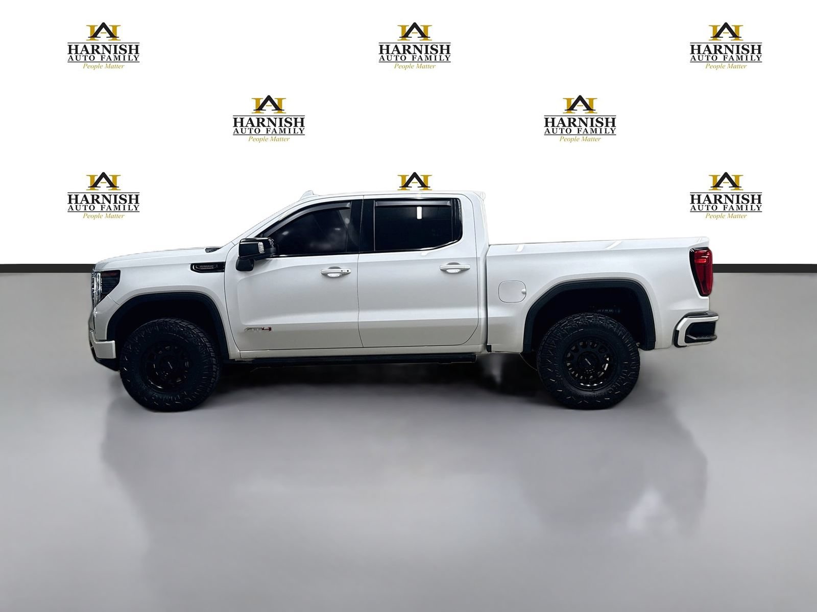 Used 2024 GMC Sierra 1500 AT4 w/ Technology Package AWD/4WD image 10