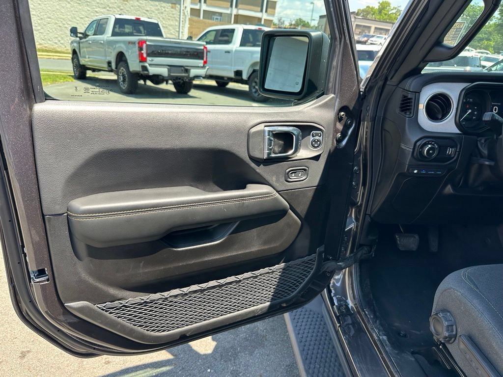 Used 2025 Jeep Wrangler Unlimited Sahara AWD/4WD image 13