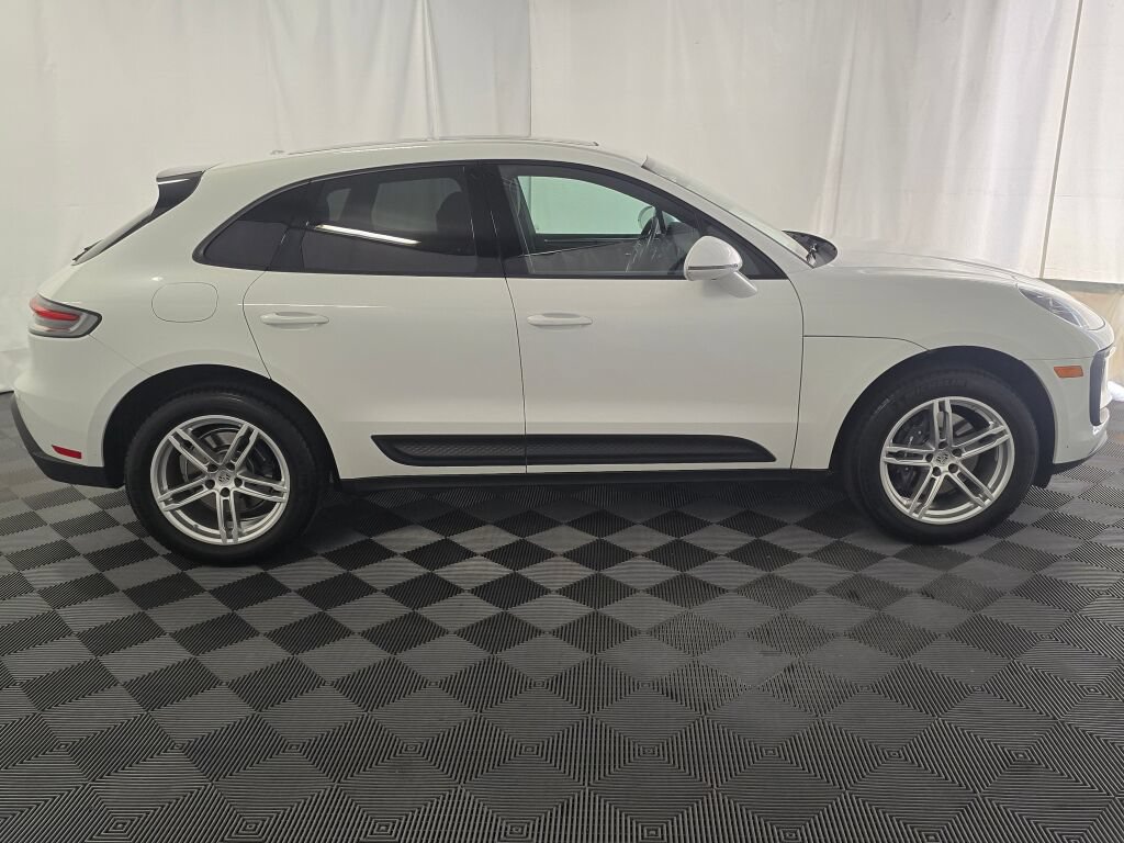 Certified 2024 Porsche Macan AWD/4WD image 8