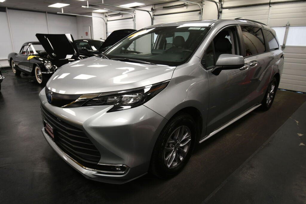 Certified 2024 Toyota Sienna XLE FWD image 3