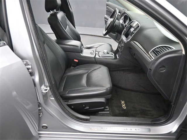 Used 2017 Chrysler 300 C image 18