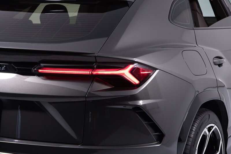 Used 2021 Lamborghini Urus AWD/4WD image 46