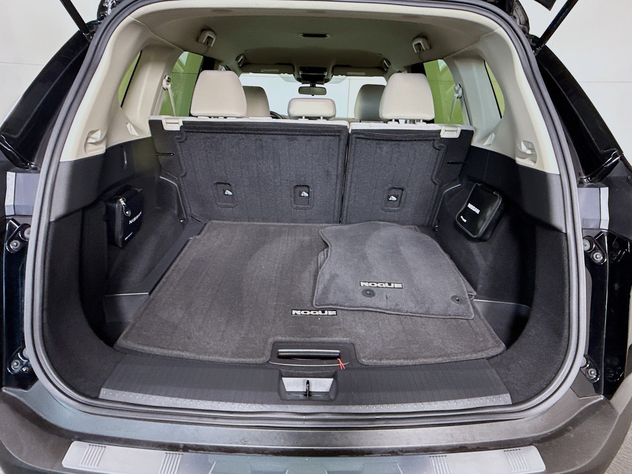 Used 2023 Nissan Rogue SV image 35