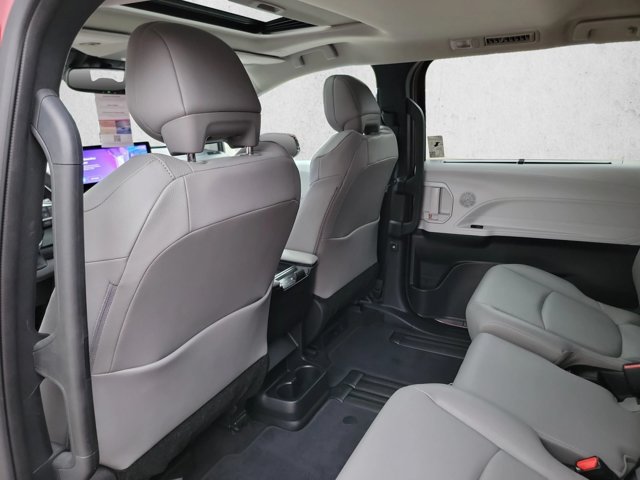 Used 2026 Toyota Sienna XLE FWD image 18