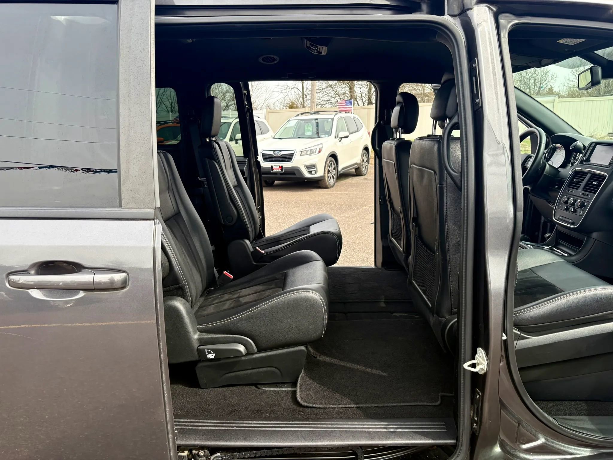 Used 2018 Dodge Grand Caravan SXT w/ Blacktop Package FWD image 25