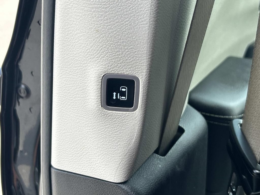Used 2023 Chrysler Pacifica Touring-L FWD image 25