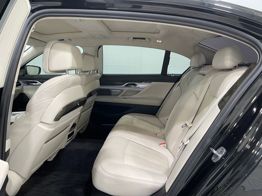 Used 2018 BMW 750i w/ Executive Package RWD image 31