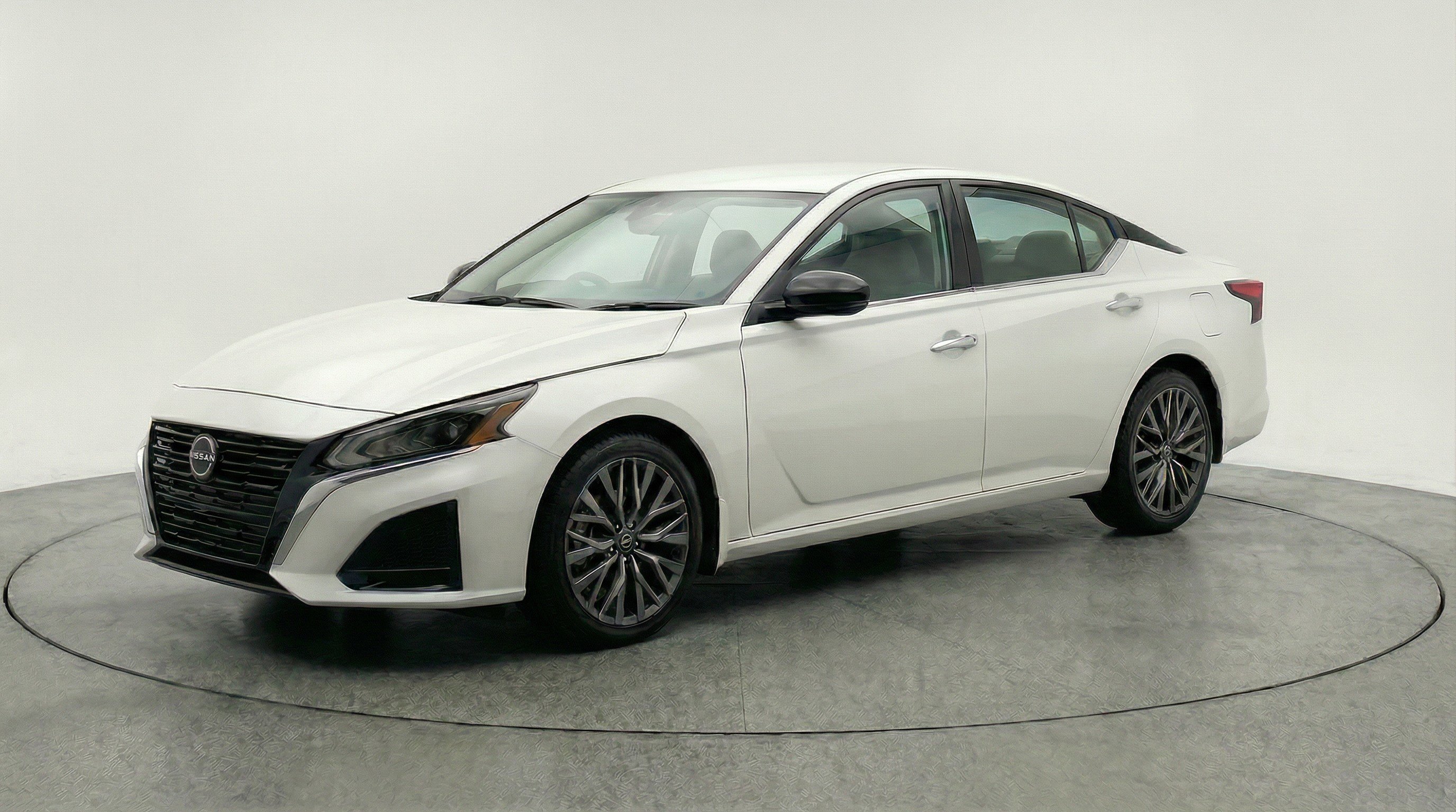 Used 2025 Nissan Altima 2.5 SV image 3