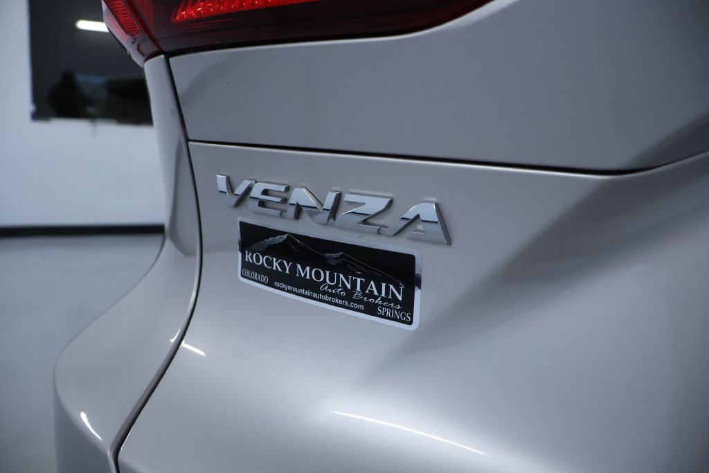 Used 2021 Toyota Venza LE AWD/4WD image 9