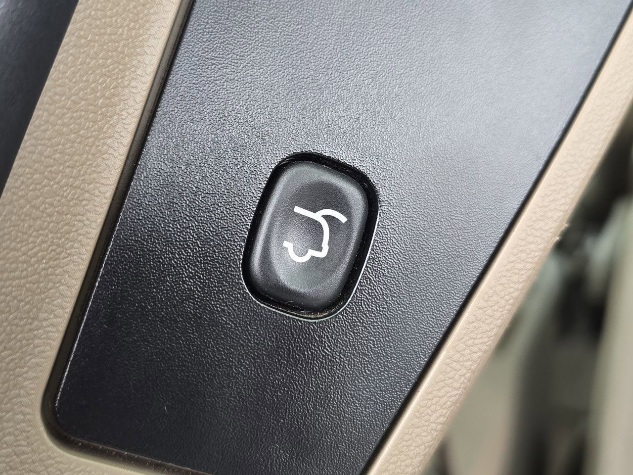 Used 2014 Chrysler Town & Country Limited w/ Luxury Group FWD image 27