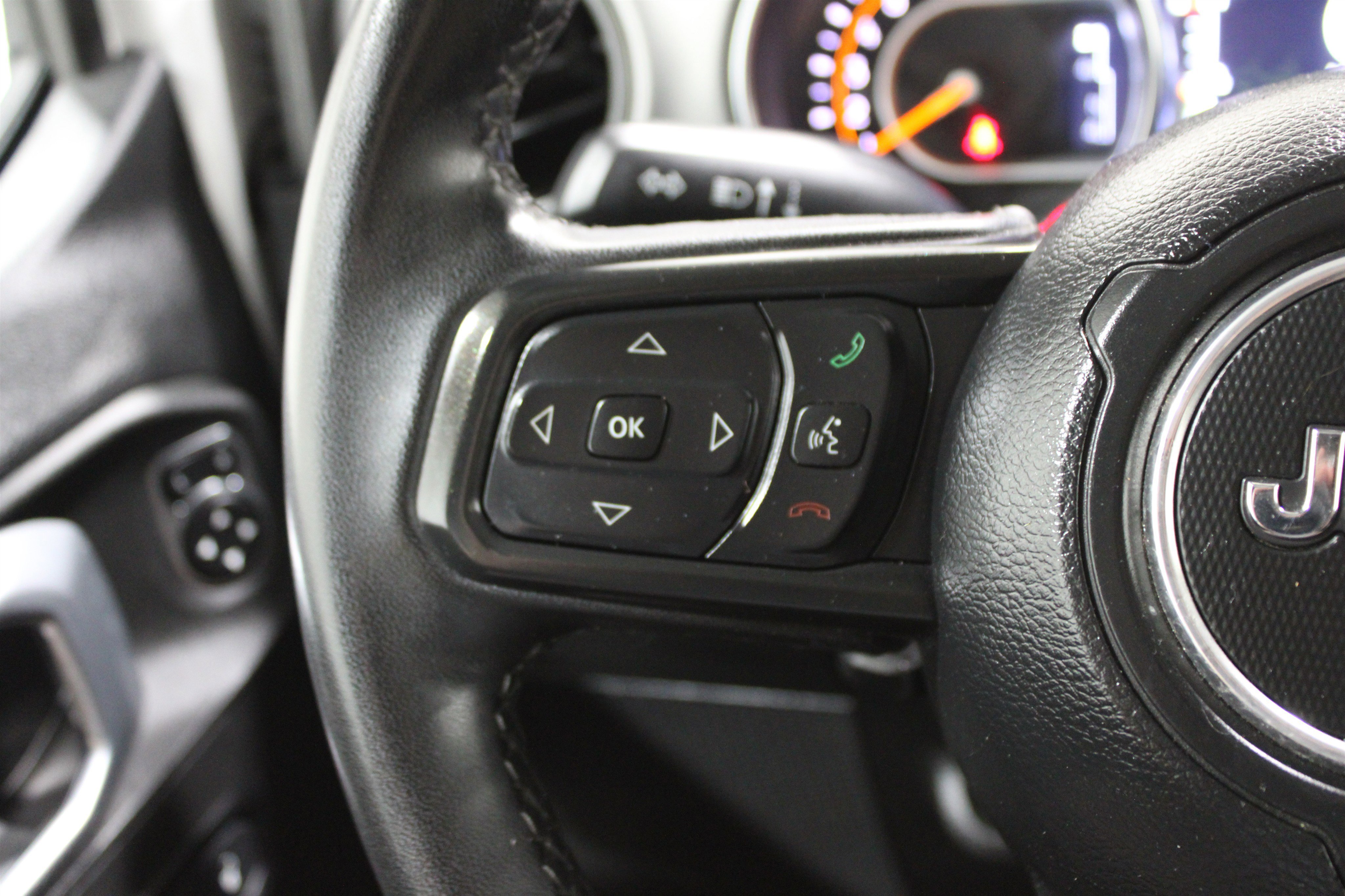 Used 2023 Jeep Gladiator Sport image 10