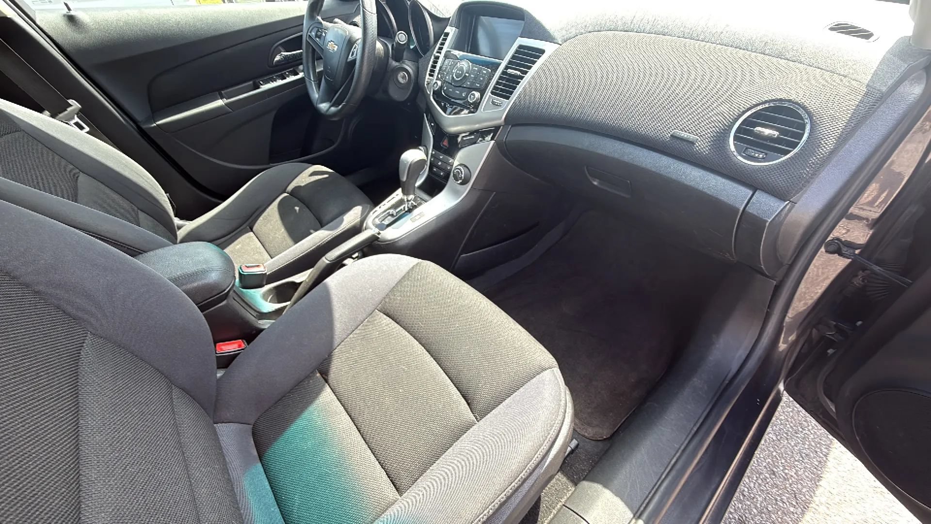 Used 2016 Chevrolet Cruze LT w/ Technology Package FWD image 18