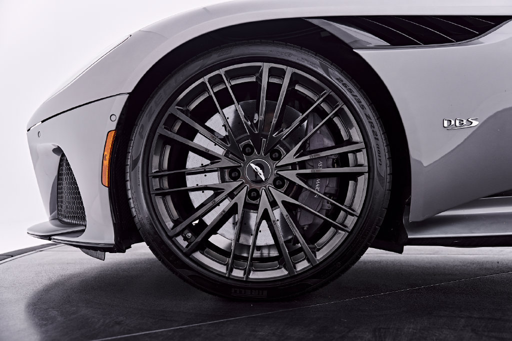 Used 2021 Aston Martin DBS Superleggera RWD image 3