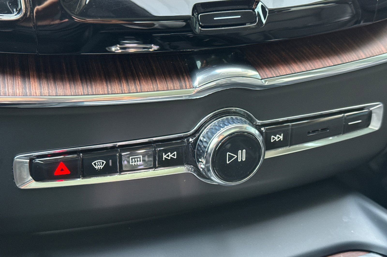 Used 2023 Volvo XC60 T8 Ultimate w/ Protection Package Premier image 23