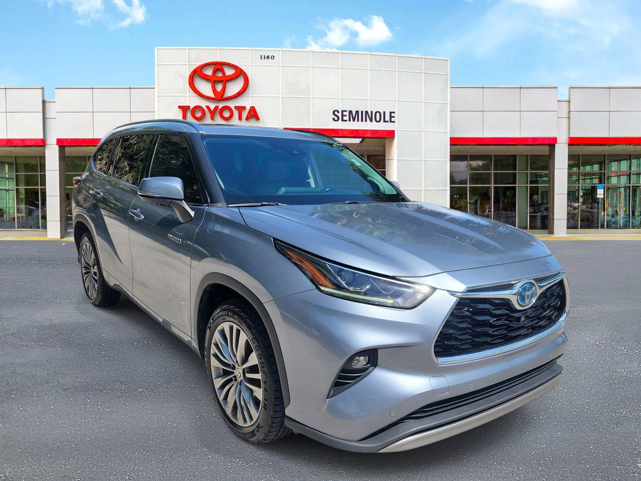 Used 2021 Toyota Highlander Platinum FWD image 2