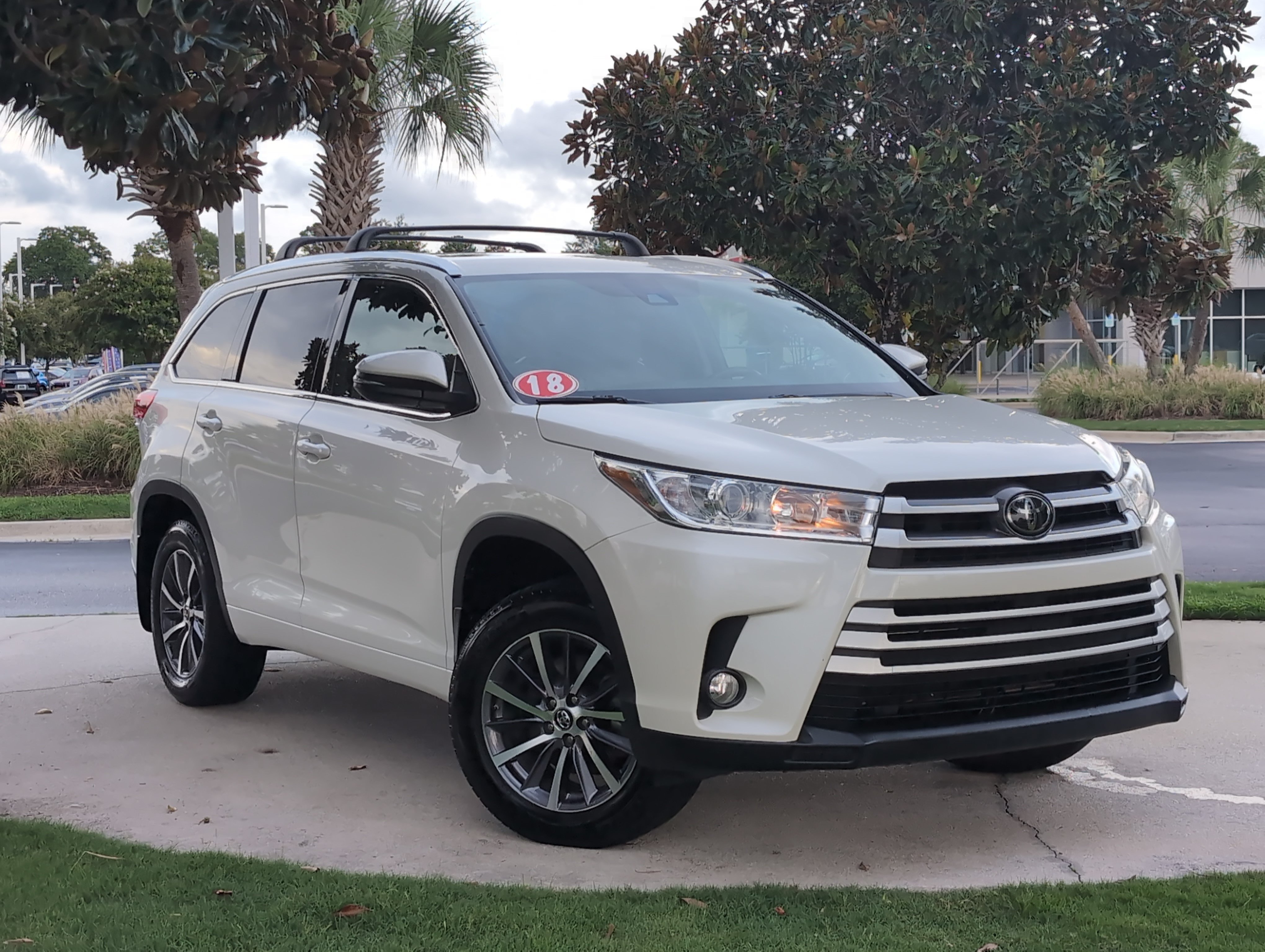 Used 2018 Toyota Highlander XLE AWD/4WD image 2