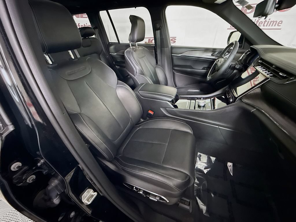 Used 2023 Jeep Grand Cherokee Overland w/ Luxury Tech Group IV AWD/4WD image 35