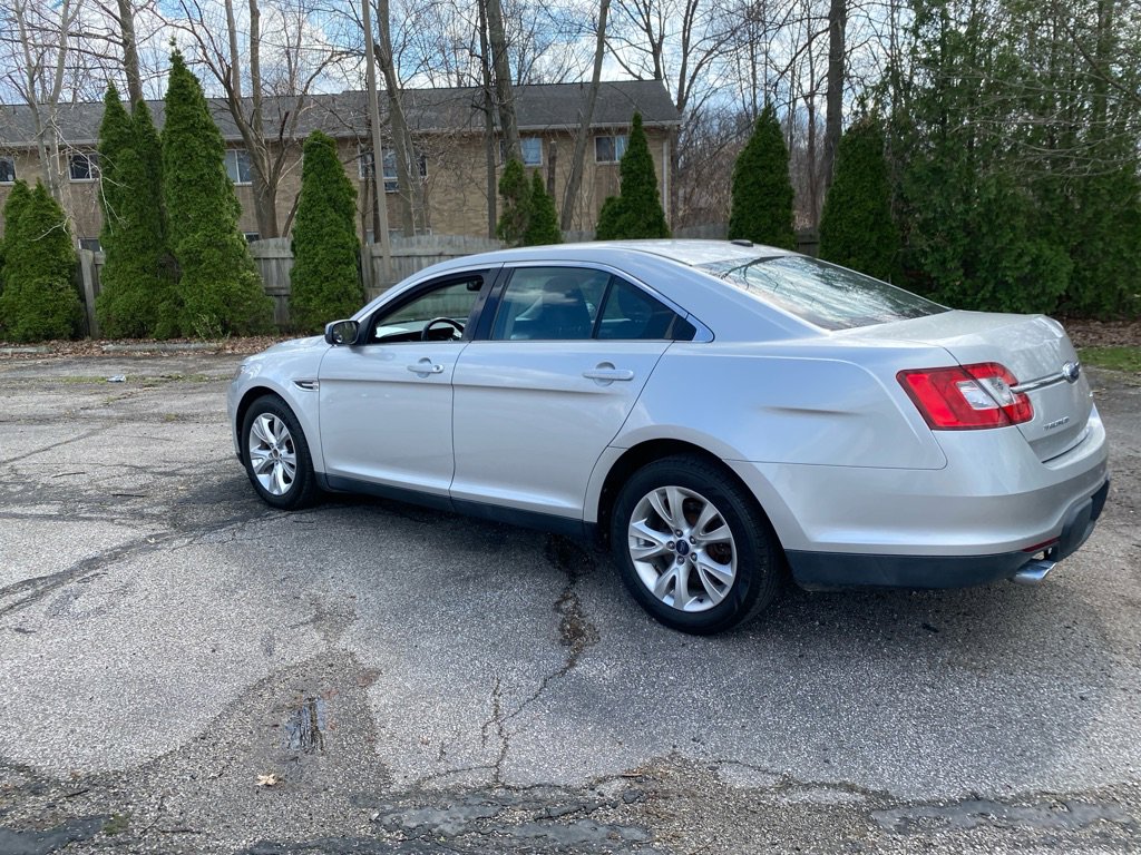 Used 2010 Ford Taurus SEL image 3