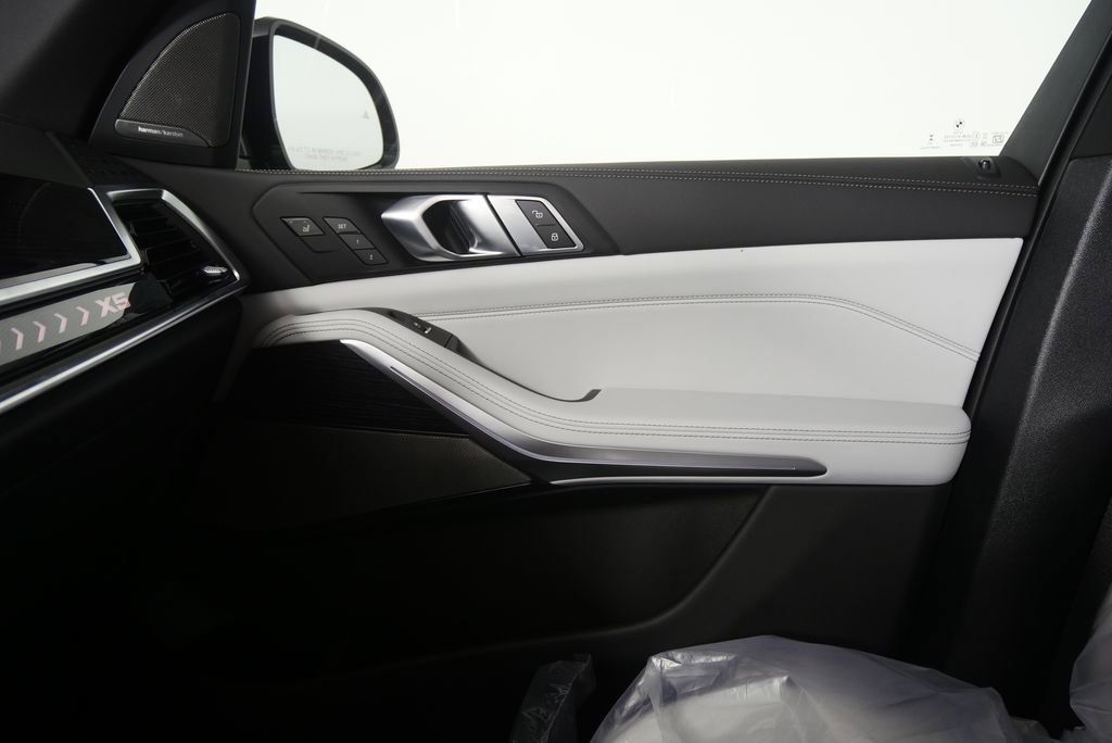 Used 2026 BMW X5 xDrive40i w/ M Sport Package image 24