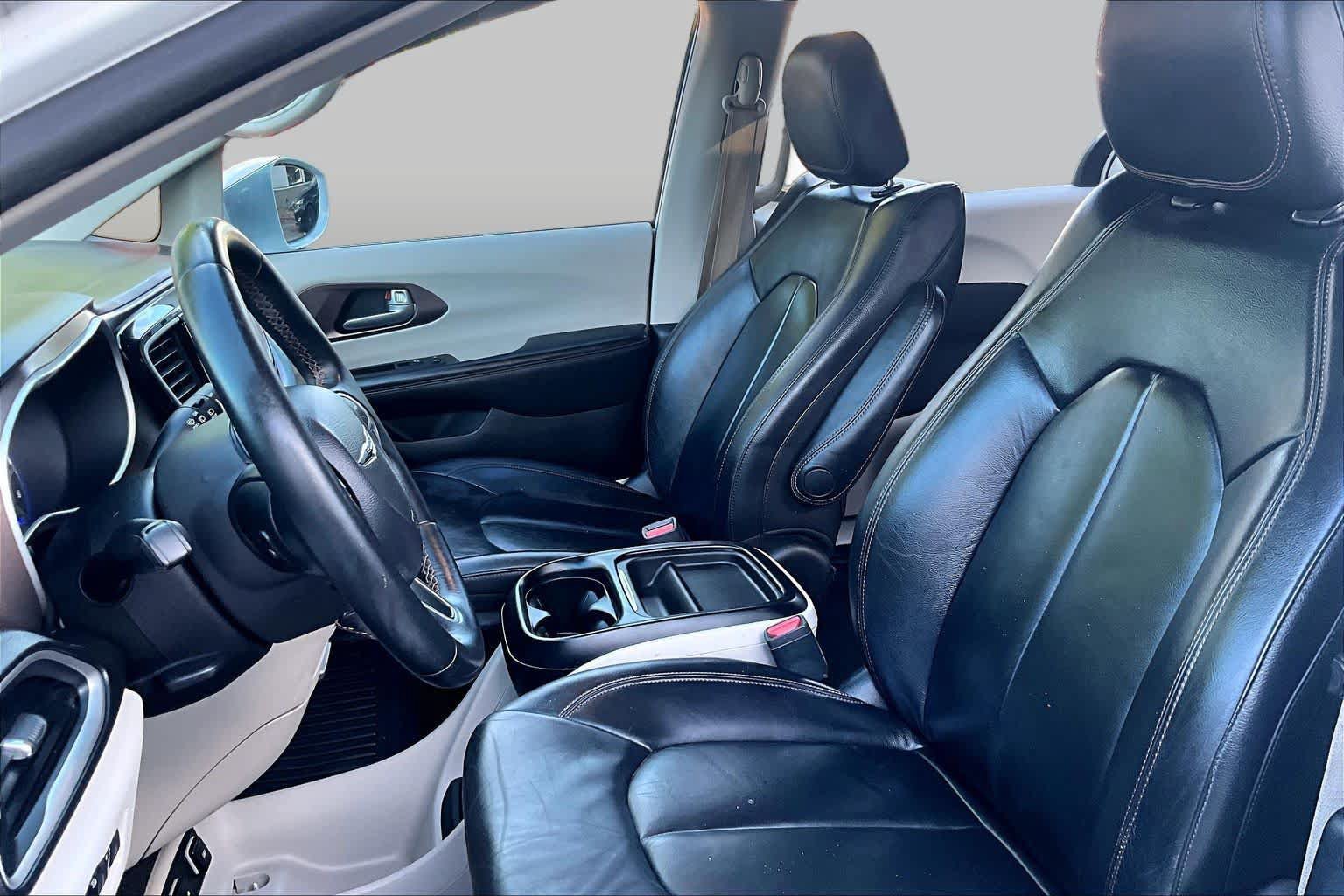 Used 2017 Chrysler Pacifica Touring-L FWD image 8