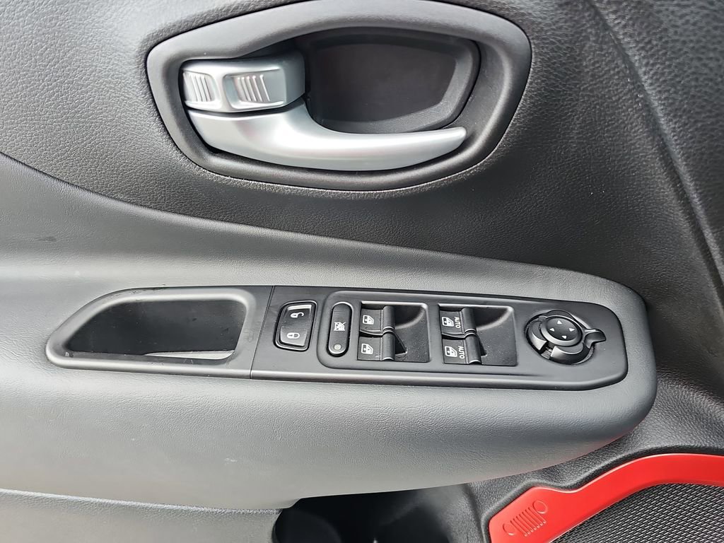 Used 2023 Jeep Renegade Latitude w/ Sun/Sound Group AWD/4WD image 32