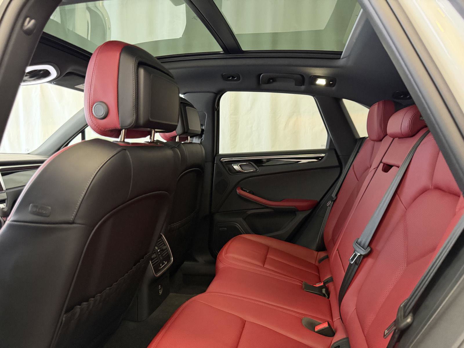 Used 2025 Porsche Macan image 24