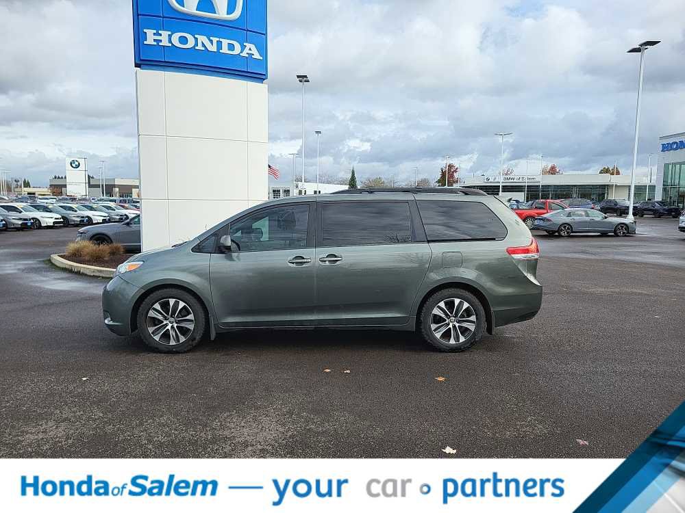 Used 2014 Toyota Sienna XLE image 3