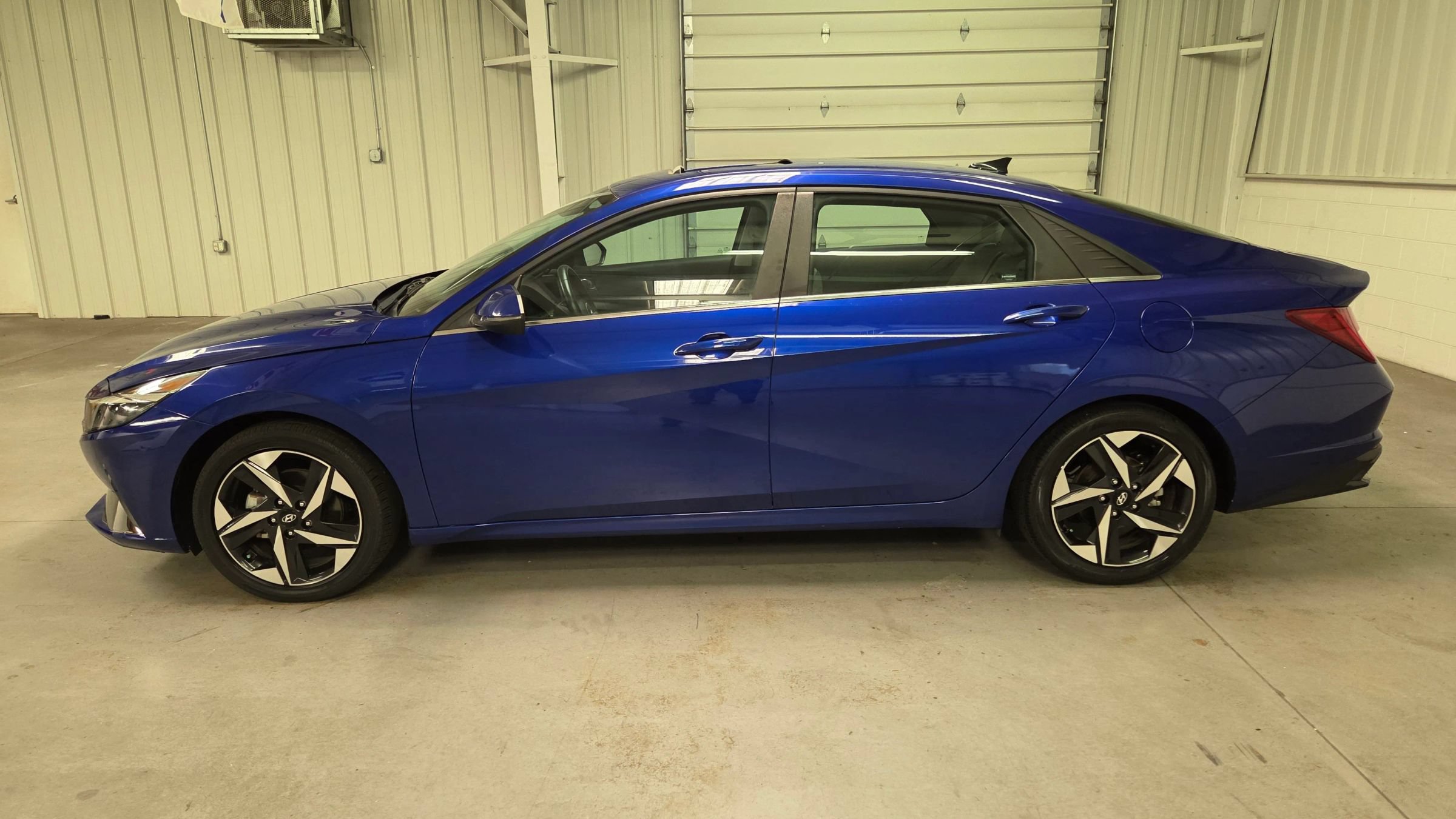 Used 2023 Hyundai Elantra Limited FWD image 3