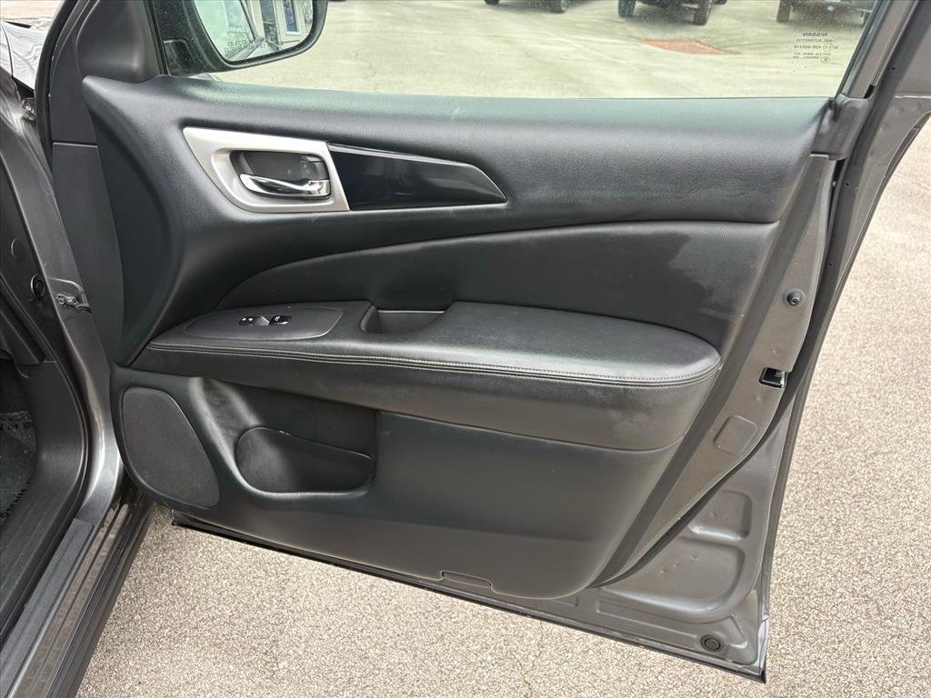 Used 2018 Nissan Pathfinder SV image 37
