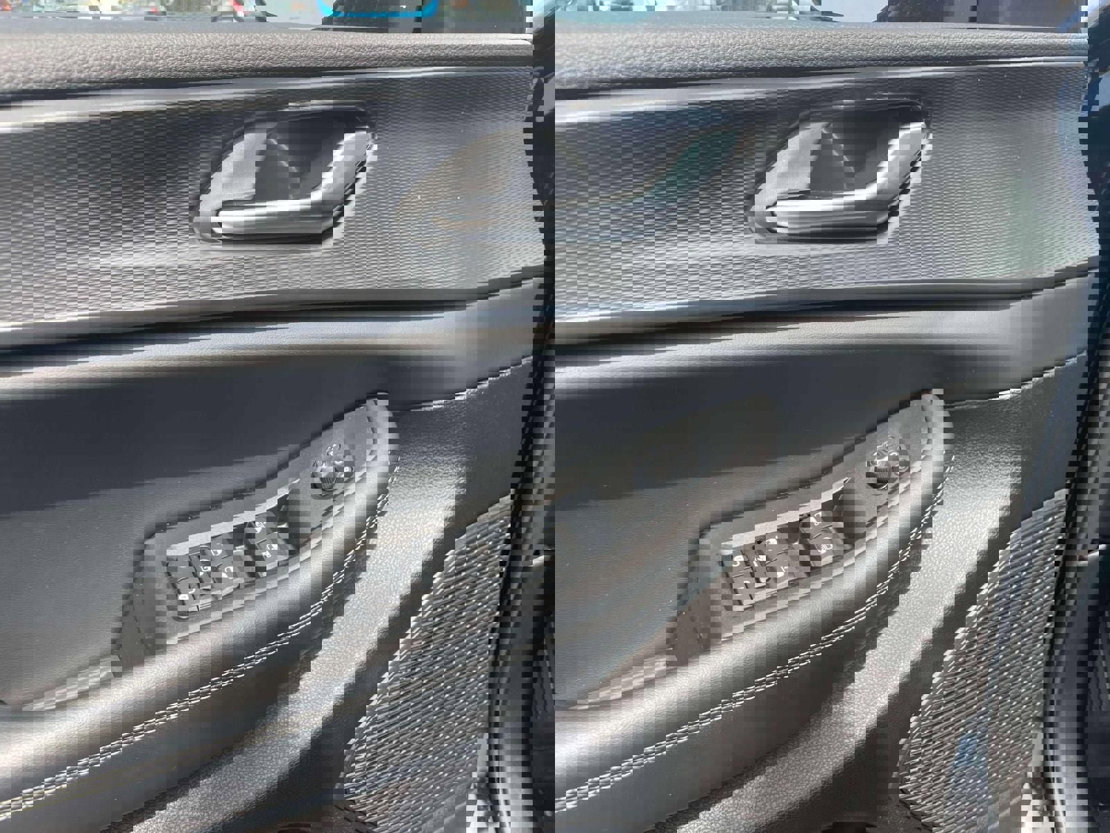 Used 2023 Jeep Grand Cherokee Laredo AWD/4WD image 17