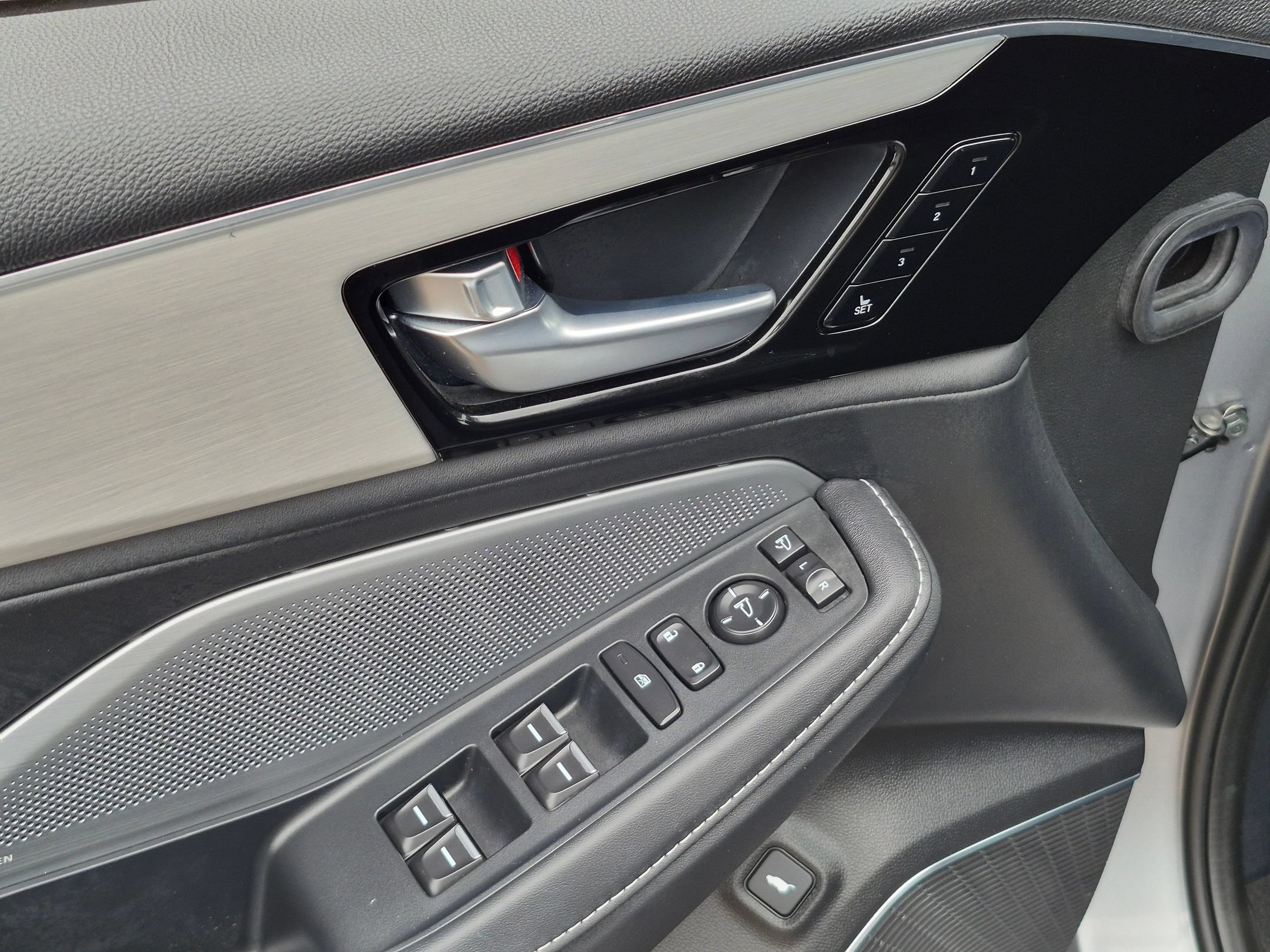 Used 2025 Acura MDX SH-AWD w/ Technology Package image 9