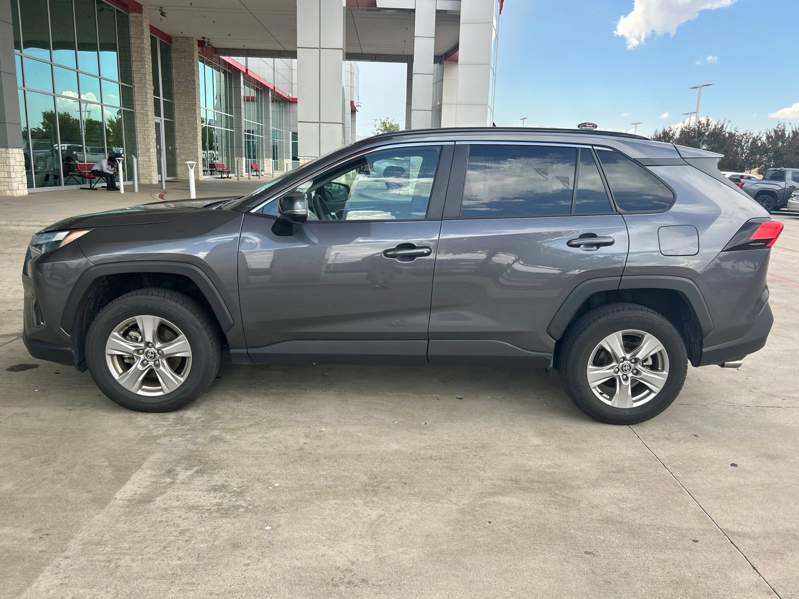Used 2025 Toyota RAV4 XLE FWD image 24